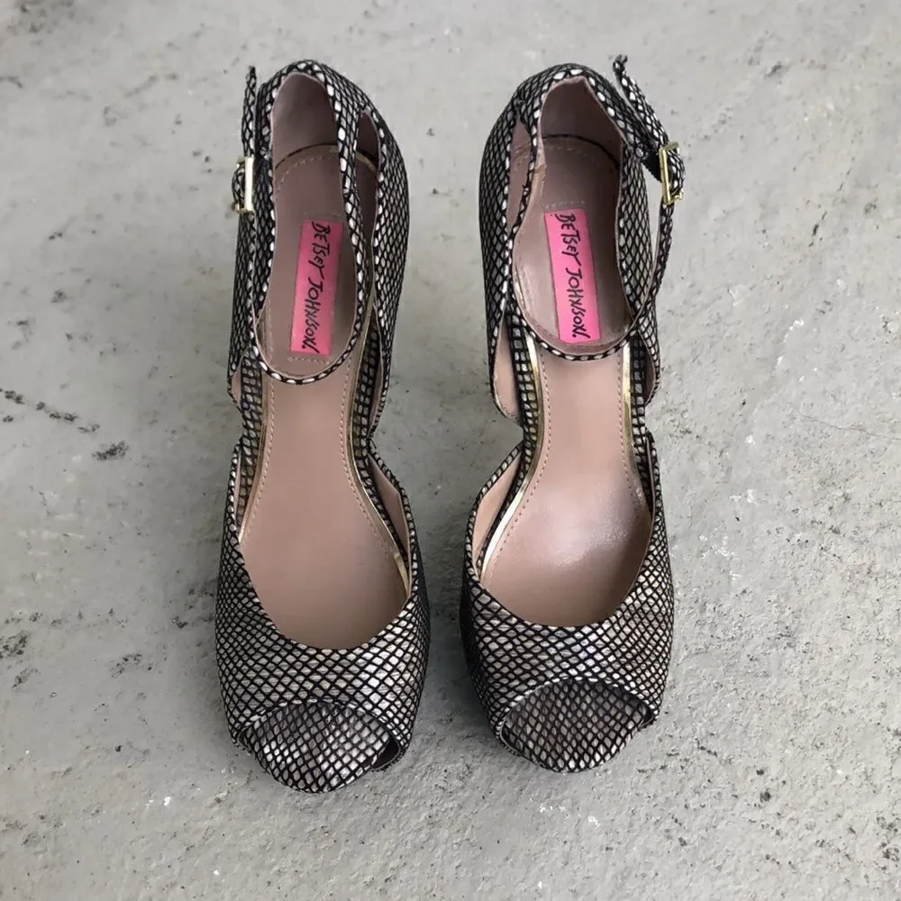 Betsy Johnson Belee platform